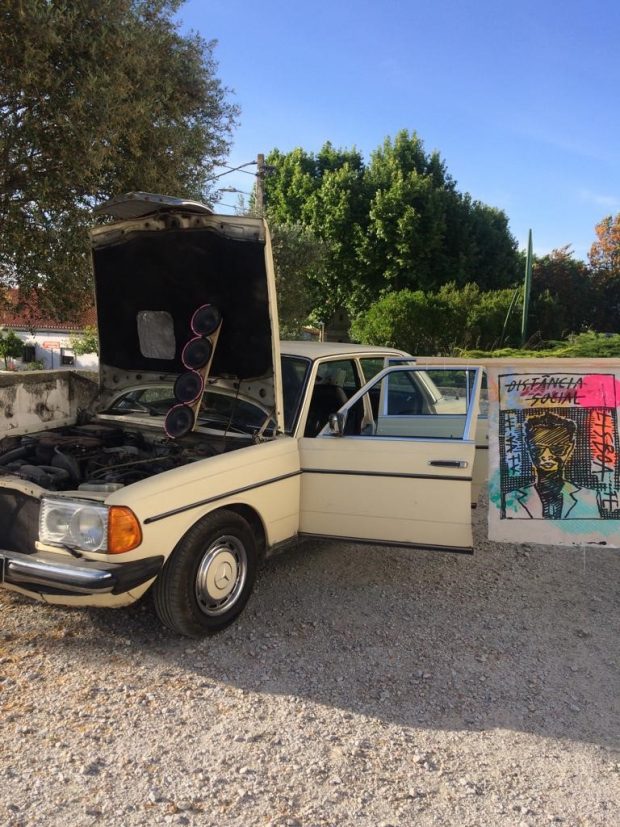 Tiago Gandra e Daniel V. Melim, responsáveis pelo projeto Galeria de Arte Ambulante, vão estar ao volante do “Centro Cultural do Carro”