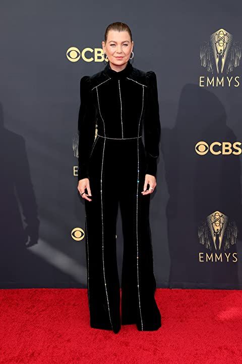 Ellen Pompeo veste Elie Saab nos Emmy Awards 2021. IMDb
