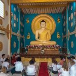 Grupo a receber ensinamentos em mosteiro Budista
