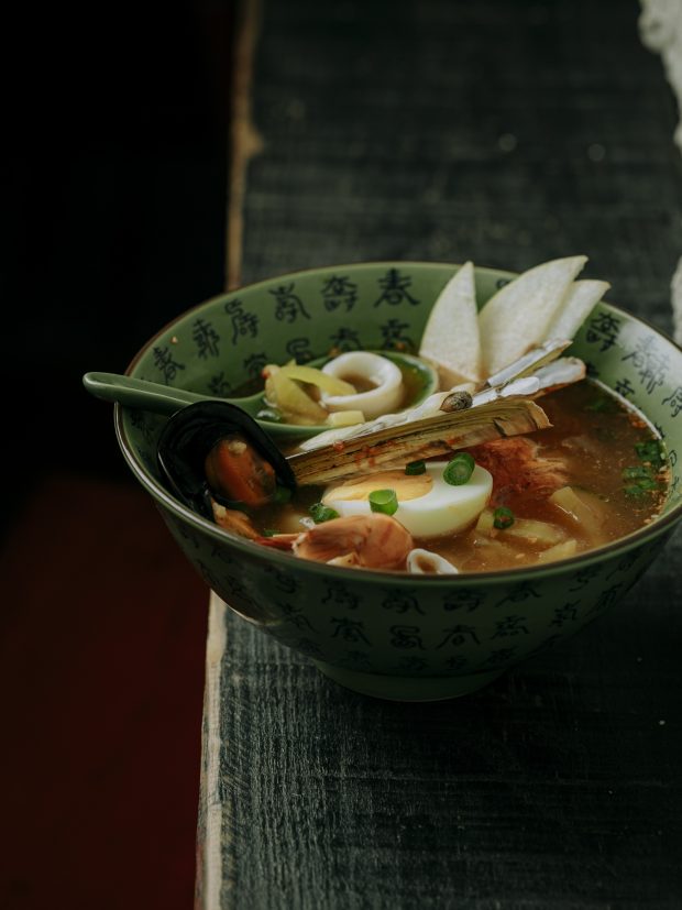 JJAMPONG, SOPA PICANTE COREANA DE NOODLES E MARISCO