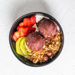 Bowl de Açaí, Iogurte e Fruta. © The Foodies Club 2021