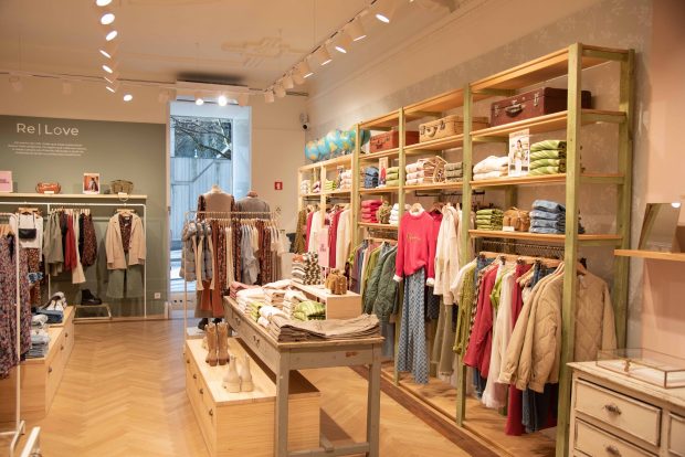 (c) Armazéns Marques Soares