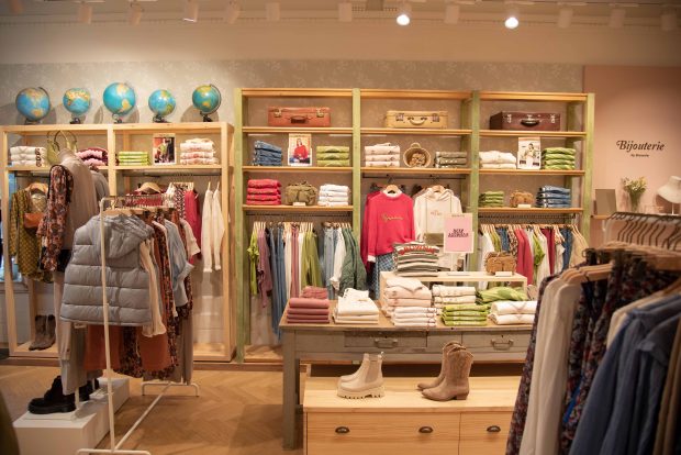 (c) Armazéns Marques Soares