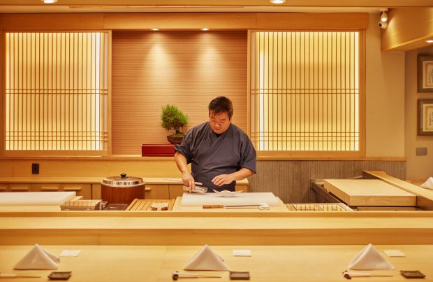 Edson Yamashita no seu RYO em São Paulo, um dois estrelas Michelin com apenas oito lugares e onde se serve o mais exigente dos menus japoneses - o menu kaiseki. (c) Crudo & Gilberto Bronko