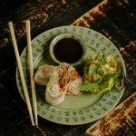 Goi Cuon – Rolo Vietnamita com salada, cogumelos, ervas aromáticas e proteína vegetal Heura