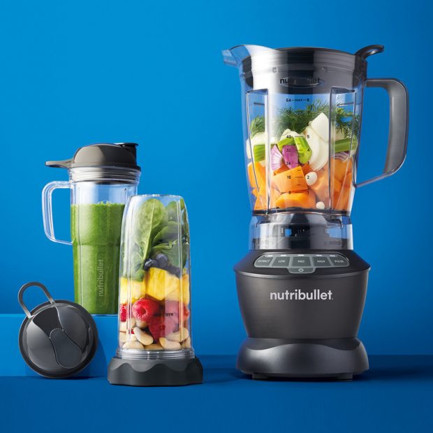 NUTRIBULLET® FULL SIZE BLENDER COMBO (€169) Com motor de 1200 watts de alto desempenho e grande capacidade, o Combo oferece máxima precisão e controlo de velocidade: podes triturar todo o tipo de ingredientes, inclusive gelo ou ingredientes quentes, escolher a velocidade ou optar pela função Extract (a opção que define automaticamente o tempo e velocidade de trituração). Inclui: base de motor com 1200 watts, lâmina extratora em aço inoxidável, lâmina extra com encaixe Easy-Twist, jarro de 1,8L, copo de 900ml, copo com pega de 700ml, 2 tampas com abertura, empurrador/misturador. 