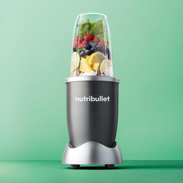 NUTRIBULLET® ORIGINAL 600 com 3 Acessórios O nutribullet® Original é a solução mais compacta e simples para preparar doses individuais, com zero desperdício de tempo e de ingredientes. A sua Lâmina Extratora garante uma trituração perfeita e o seu design simples facilita a utilização e a limpeza. Inclui: base de motor com 600 watts, lâmina extratora em aço inoxidável, copo de 500ml, copo de 700ml, anilha para copo e anilha com pega. Dá energia ao teu dia! Máxima nutrição, mínimo esforço. 