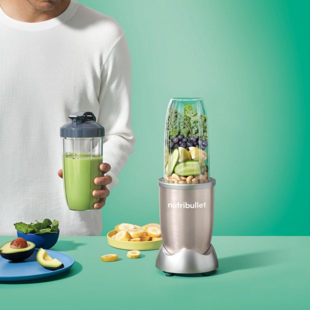 NUTRIBULLET® PRO com 7 Acessórios (€89) Com um potente motor de 900 watts, o nutribullet® Pro transforma a alimentação saudável numa rotina divertida, fácil e rápida de preparar. Inclui: base de motor com 900 watts, lâmina extratora em aço inoxidável, 2 copos de 900ml, 2 anilhas para copo, 2 anilhas com pega, 2 tampas com abertura. 