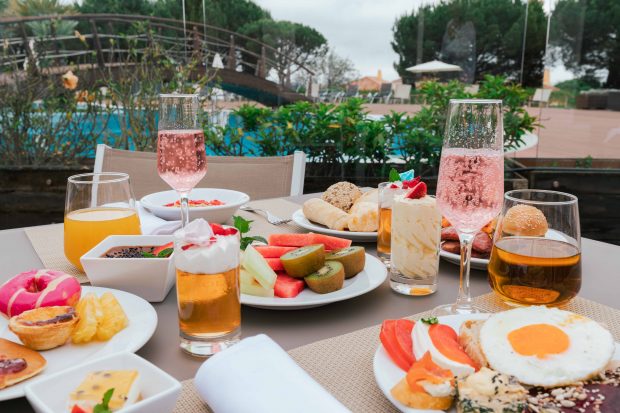 Com vista para a piscina, Brunch no MS Aparthotel