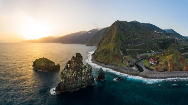  Praia da Ribeira da Janela (Porto Moniz) ©Digital Travel Couple