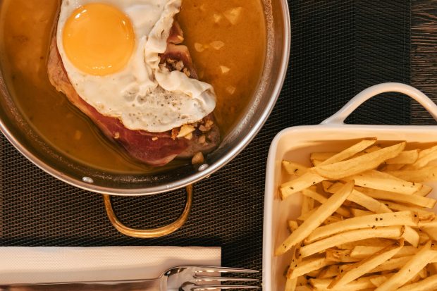 Bife de novilho à Portuguesa com presunto Ibérico e batata, no Restaurante Ouro