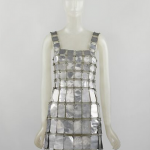 Um dos 'Twelve Unwearable Dresses' expostos no museu The MET, em Nova Iorque. via metmuseum.org