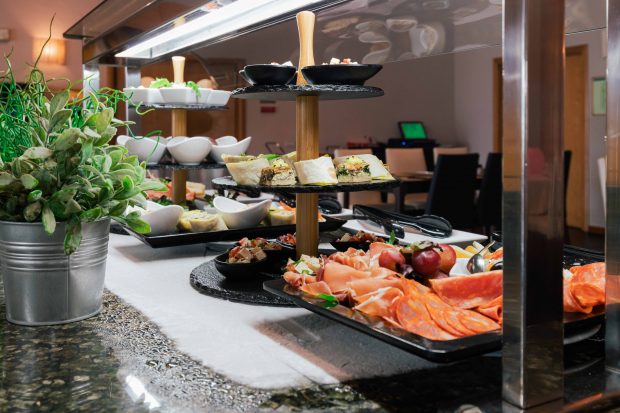 O Jantar Buffet de 8 de março inclui pratos de pasta, peixe, carne, além de saladas e sobremesas