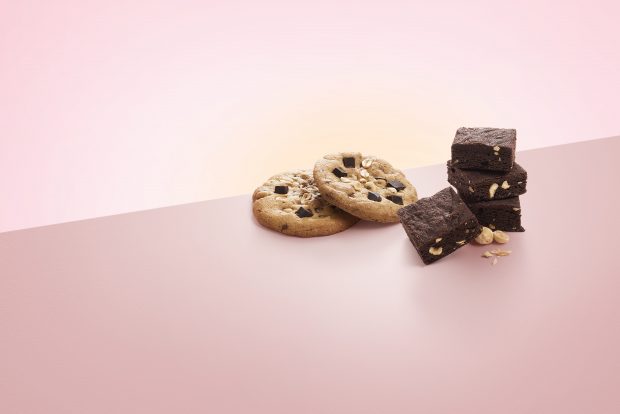 Cookies com pedaços de chocolate e amendoim, e Brownie de chocolate