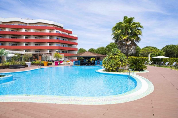 MS Aparthotel - piscina, bar de apoio, esplanada e amplos espaços com vista para o Rio Tejo