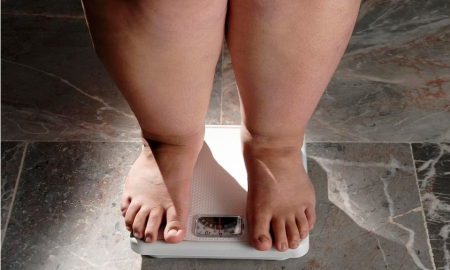 Screenshot 2023-04-14 at 16-14-57 Obesidade e pés de mulher com excesso de peso no conceito de escala de obesidade e maus hábitos Foto Premium