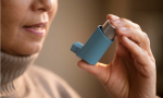 Screenshot 2023-05-02 at 10-36-56 Mulher idosa segurando um inalador para asma Foto Premium