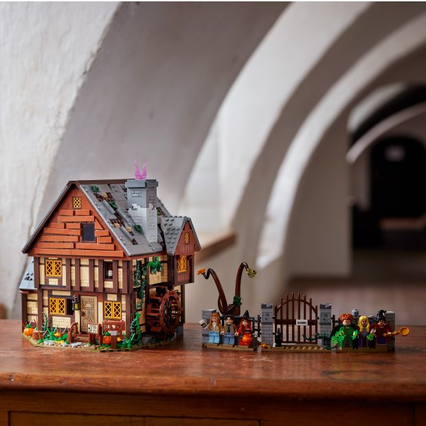 Set LEGO® Ideas Disney Três Bruxas Loucas: A Casa de Campo das Irmãs Sanderson