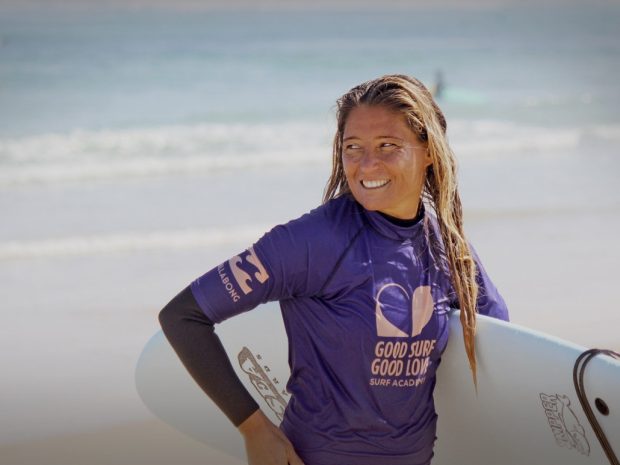 Inês Tralha, fundadora da Good Surf Good Love, treinadora de surf há 24 anos e professora de Educação Física