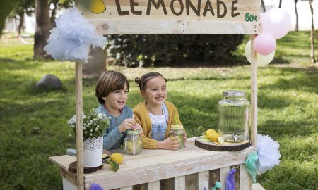 criancas-com-barraca-de-limonada