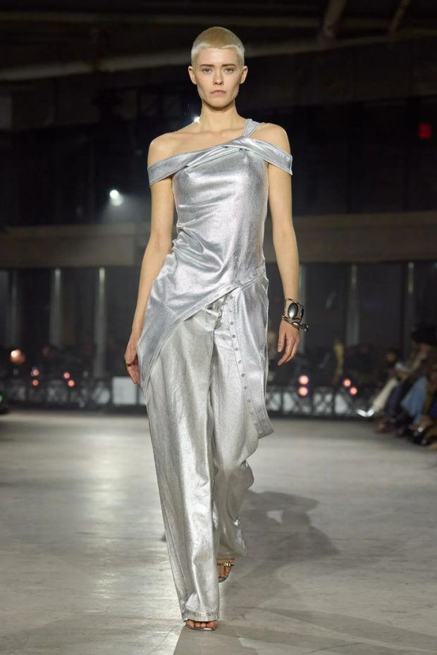 Créditos: Simkhai Fall 2023 Ready-to-Wear Fashion Show / Pinterest