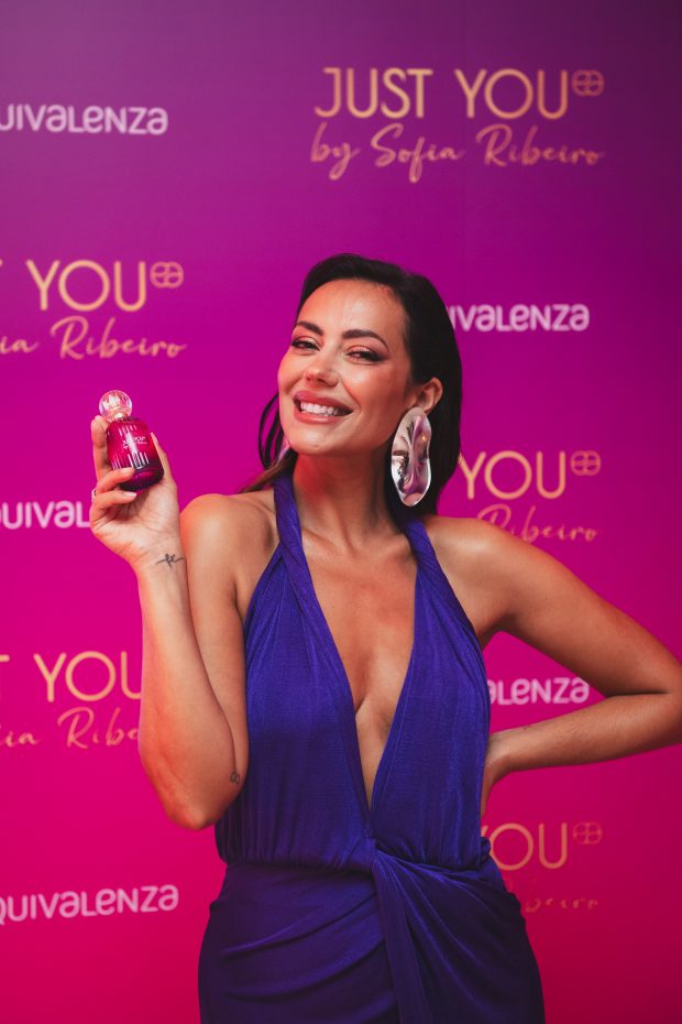 Sofia Ribeiro com o perfume Just You