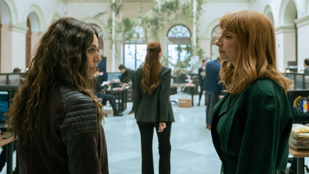 BLUE MONKEYS (L to R) ITZIAR ITUñO as LISBOA, RACHEL LASCAR as COMISARIA LAVELLE, NAJWA NIMRI as ALICIA SIERRA in episode 07 of BLUE MONKEYS. Cr. CARLA OSET/NETFLIX © 2023