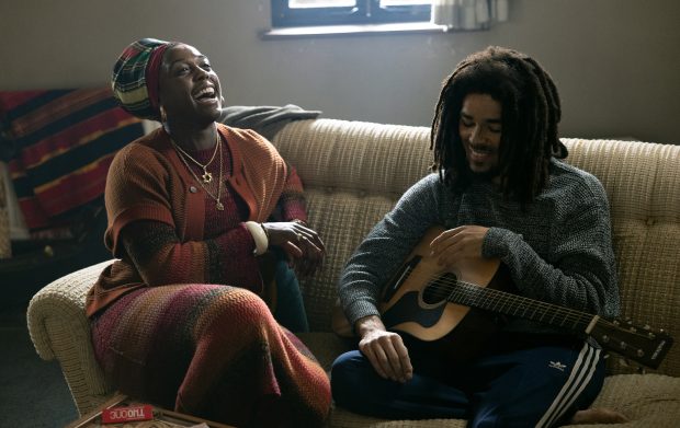 Lashana Lynch como “Rita Marley” e Kingsley Ben-Adir como “Bob Marley” 