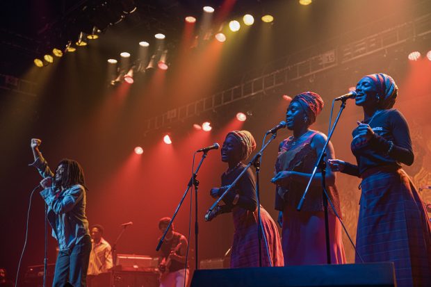 Kingsley Ben-Adir como “Bob Marley”, Anna-Sharé Blake como “Judy Mowatt”, Lashana Lynch como “Rita Marley”, e Naomi Cowan como “Marcia Griffiths” 