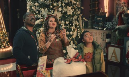 Eddie Murphy as ‘Chris Carver,’ Jillian Bell as ‘Pepper,’ and Madison Thomas as ‘Holly Carver’ star in CANDY CANE LANE Photo: CLAUDETTE BARIUS © AMAZON CONTENT SERVICES LLC