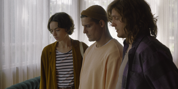 Riley (Brigette Lundy-Paine), Edward (Carloto Cotta) e o irmão gémeo (Carloto Cotta). 