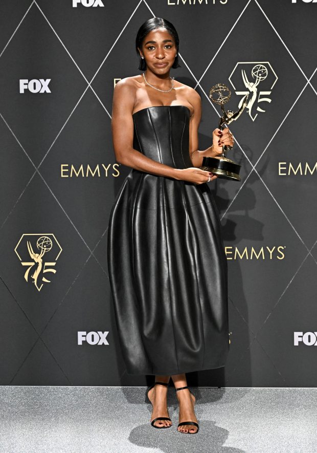  A atriz Ayo Edebiri ganhou o Emmy de Melhor atriz secundária pelo papel na série "The Bear". Créditos: @TelevisionAcad via X