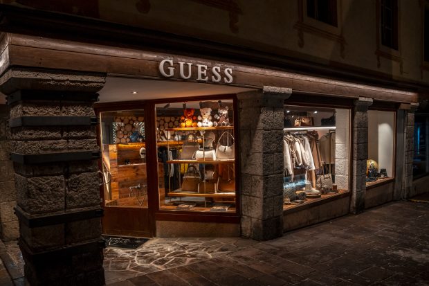A nova boutique GUESS no coração da luxuosa cidade das Dolomitas,