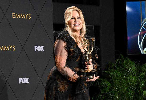 Jennifer Coolidge conquistou o Emmy de Melhor Atriz Secundária pelo papel na série "The White Lotus". Créditos: @TelevisionAcad via X