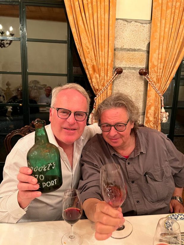James e Dirk Niepoort a dividir uma garrafa de Porto Vintage 1970 