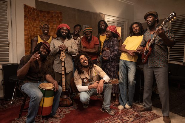 Stefan Wade como Seeco Patterson, Lashana Lynch como Rita Marley, Aston Barrett Jr. as “Family Man Barrett”, Tosin Cole as “Tyrone Downie”, Kingsley Ben-Adir as “Bob Marley”, Hector ‘Roots’ Lewis as “Carly Barrett”, “Antonio 'Gillie' Gilbert”, Anna-Sharé Blake as “Judy Mowatt”, Sheldon Shepherd as “Neville Garrick” and Andrae Simpson as "Don Kinsey" in Bob Marley: One Love from Paramount Pictures.