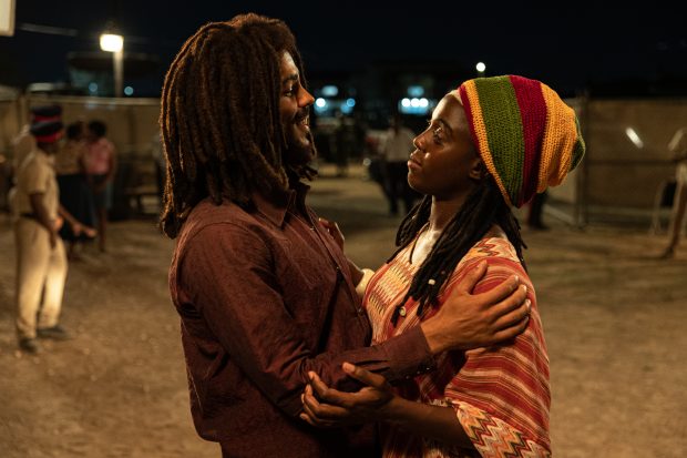 Kingsley Ben-Adir como Bob Marley e Lashana Lynch como Rita Marley. Créditos: "Bob Marley: One Love" / Paramount Pictures
