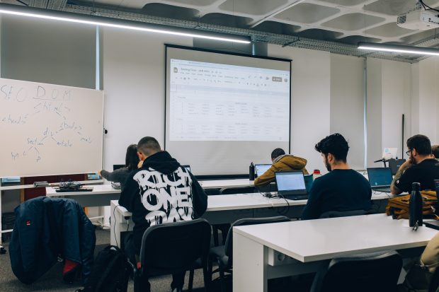 Ironhack, escola líder em formação tecnológica e criadora de um curso com foco em cibersegurança