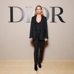 Jennifer Lawrence usou um fato cinzento de três peças em lã e seda Dior Pre Fall 2024 com sapatos Dior. (Foto de Pascal Le Segretain/Getty Images for Christian Dior)