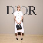 Kelly Rutherford vestiu um top e uma saia branca de malha da Dior. Complementou com uma carteira e sapatos Dior. (Foto de Pascal Le Segretain/Getty Images for Christian Dior)