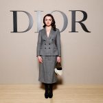 Maisie Williams vestiu um casaco e uma saia cinzenta de lã Dior Pre Fall 2024. Complementou com uma carteira e sapatos Dior. (Foto de Pascal Le Segretain/Getty Images for Christian Dior)