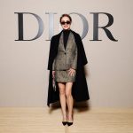 Natalie Portman vestiu um casaco preto de lã da Dior sobre um casaco castanho de lã e seda com saia e uma camisola preta de gola alta de caxemira. Usou também uma carteira, óculos de sol e sapatos Dior. (Foto de Pascal Le Segretain/Getty Images for Christian Dior)