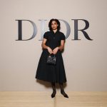 Celeste Epiphany Waite usou um vestido preto de lã e seda da Dior. Complementou com uma carteira e sapatos Dior. (Foto de Pascal Le Segretain/Getty Images for Christian Dior)