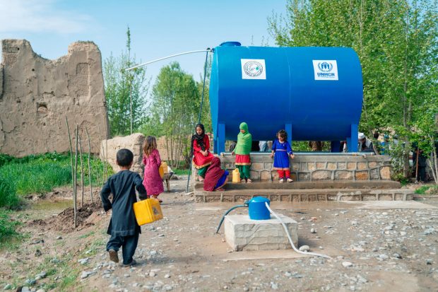 No Afeganistão, um grupo de crianças a ir buscar água num dos reservatórios colocados pela ACNUR. Créditos: © UNHCR/Oxygen Empire Media Production