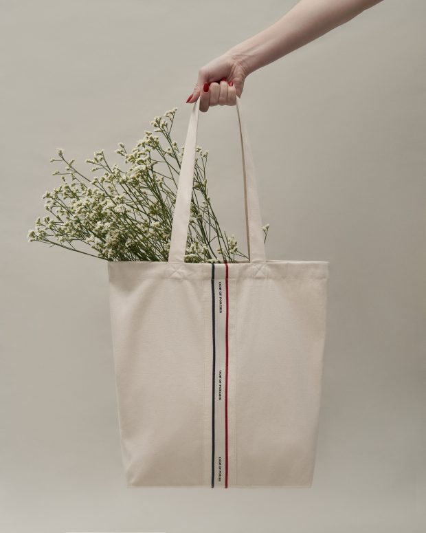 Em compras superiores a €99,99, a Lion of Porches oferece ainda um Gift exclusivo da marca, uma Tote Bag. 