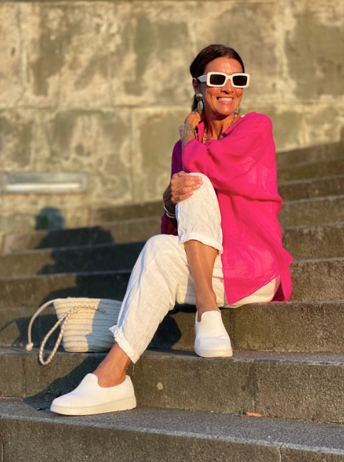 A influencer Ana Antolin, que soma mais de 650 mil seguidores no Instagram, com o modelo Slip On de Yuccs