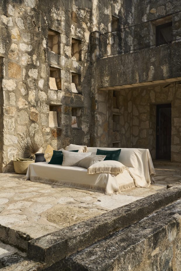 Almofadas da coleção HM Home x Coqui Coqui Residences & Spa