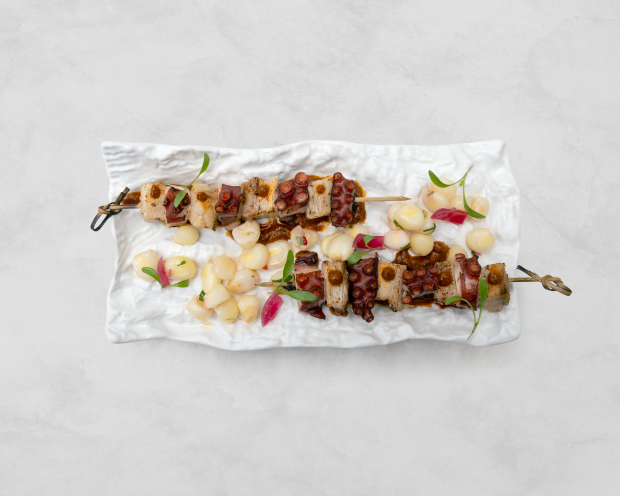 Anticuchos de barriga de porco preto, polvo, choclo e Ají Panca