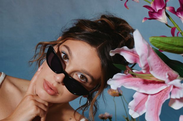 Millie Bobby Brown a usar um dos modelos da coleção Florence by Mills