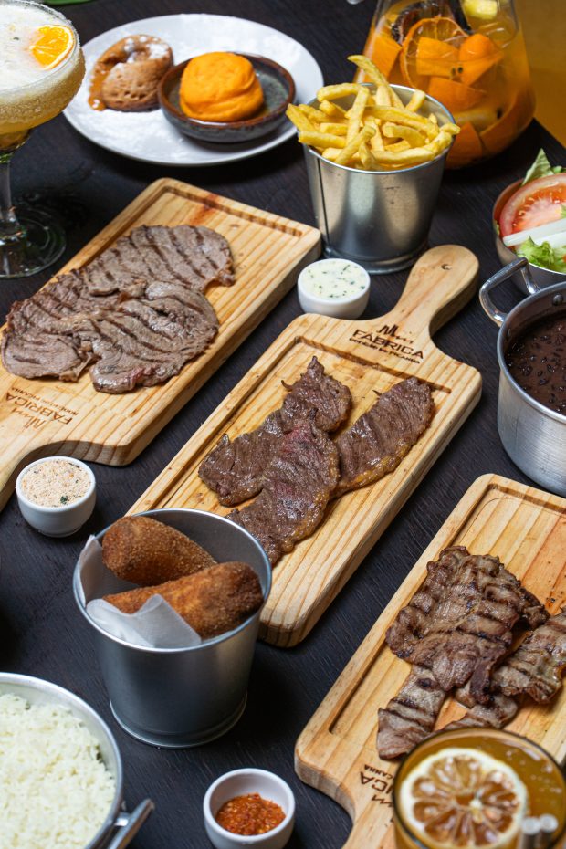 O menu inclui três carnes: picanha, maminha e cachaço de porco
